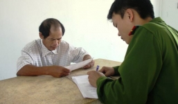 Thấy bé gái đang tắm, kẻ bán dạo nổi máu tà dâm